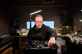 Man operating a sound digitisation machine