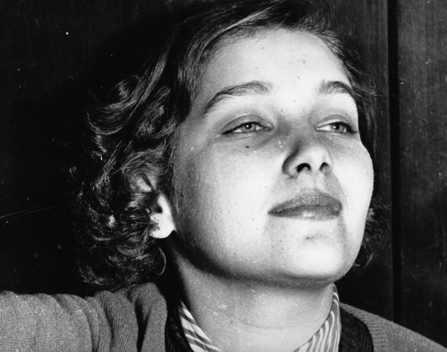A young Lillian Roxon looks off into the distance.
