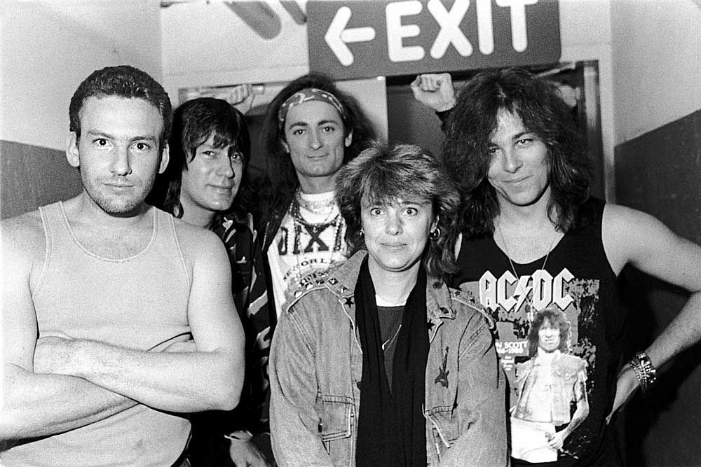 Four members of the Australian rock band Hoodoo Gurus pictured with US singer Suzi Quatro
