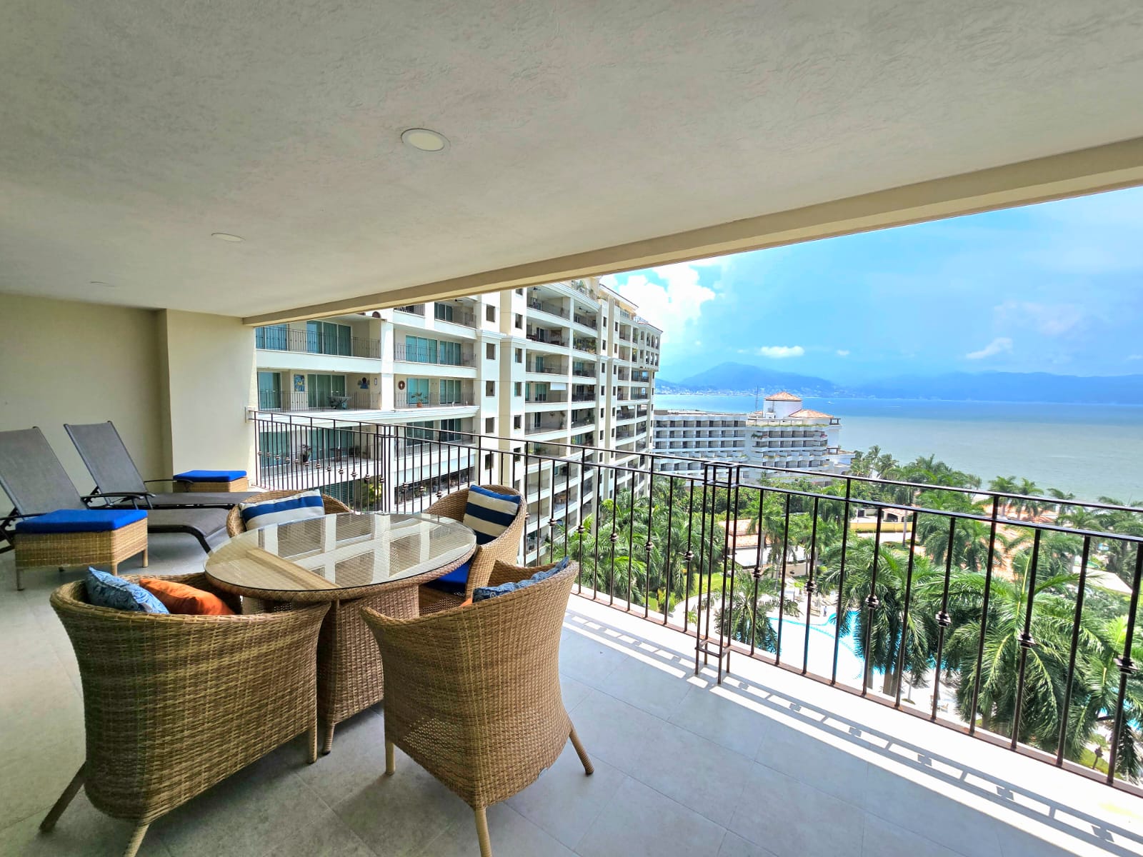 Guinea - Luxury condo in Porto Fino Marina Vallarta