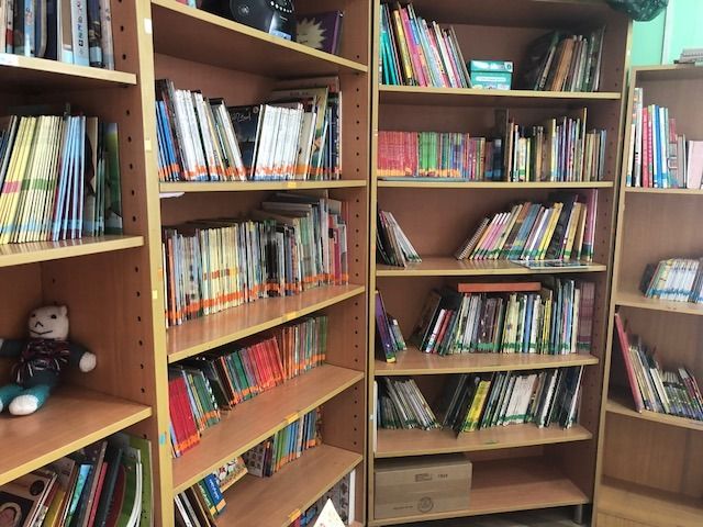 auch eine Bibliothek ist vorhanden