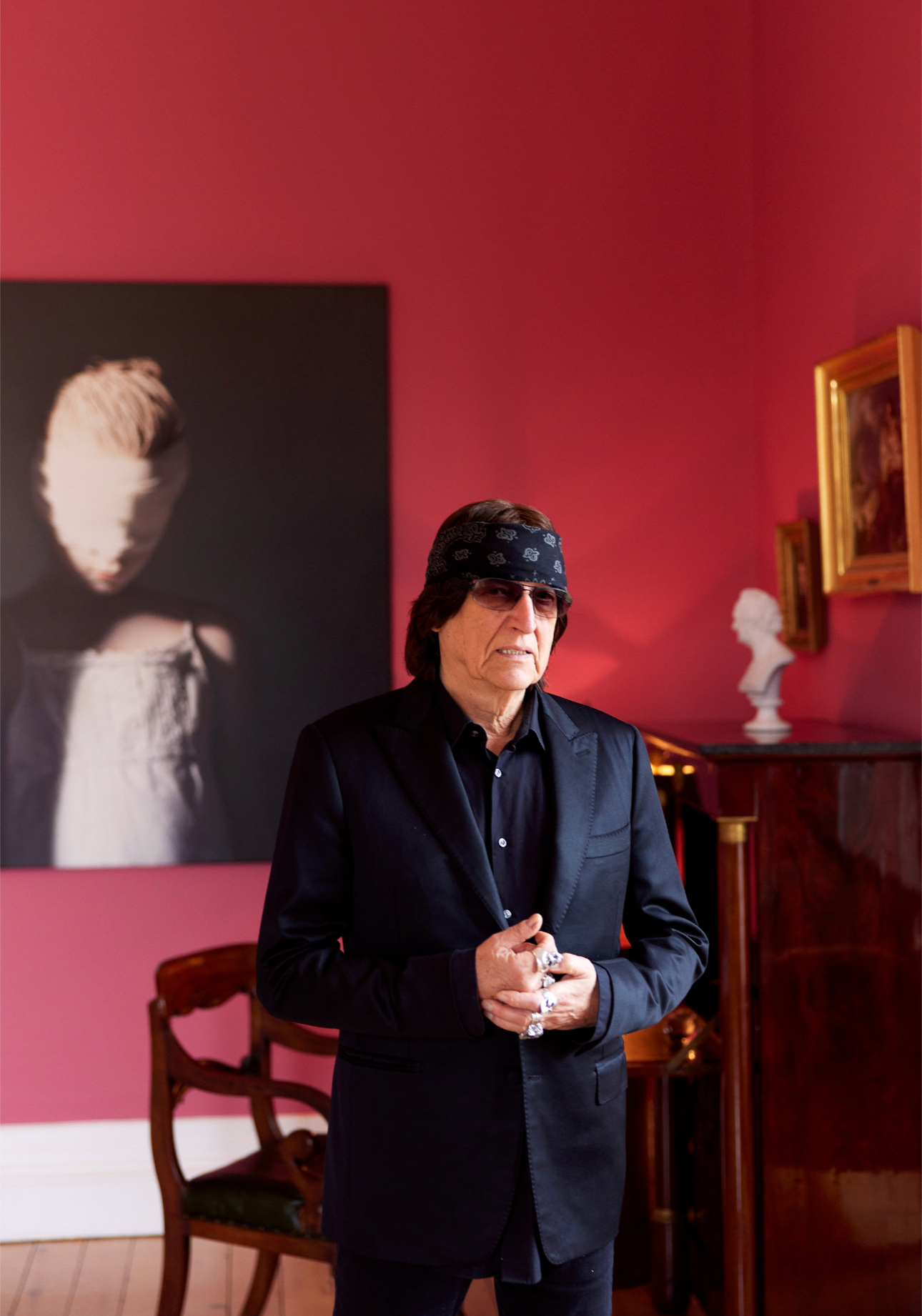 Ein Bild Von Helnwein, wie er in einem roten Raum steht