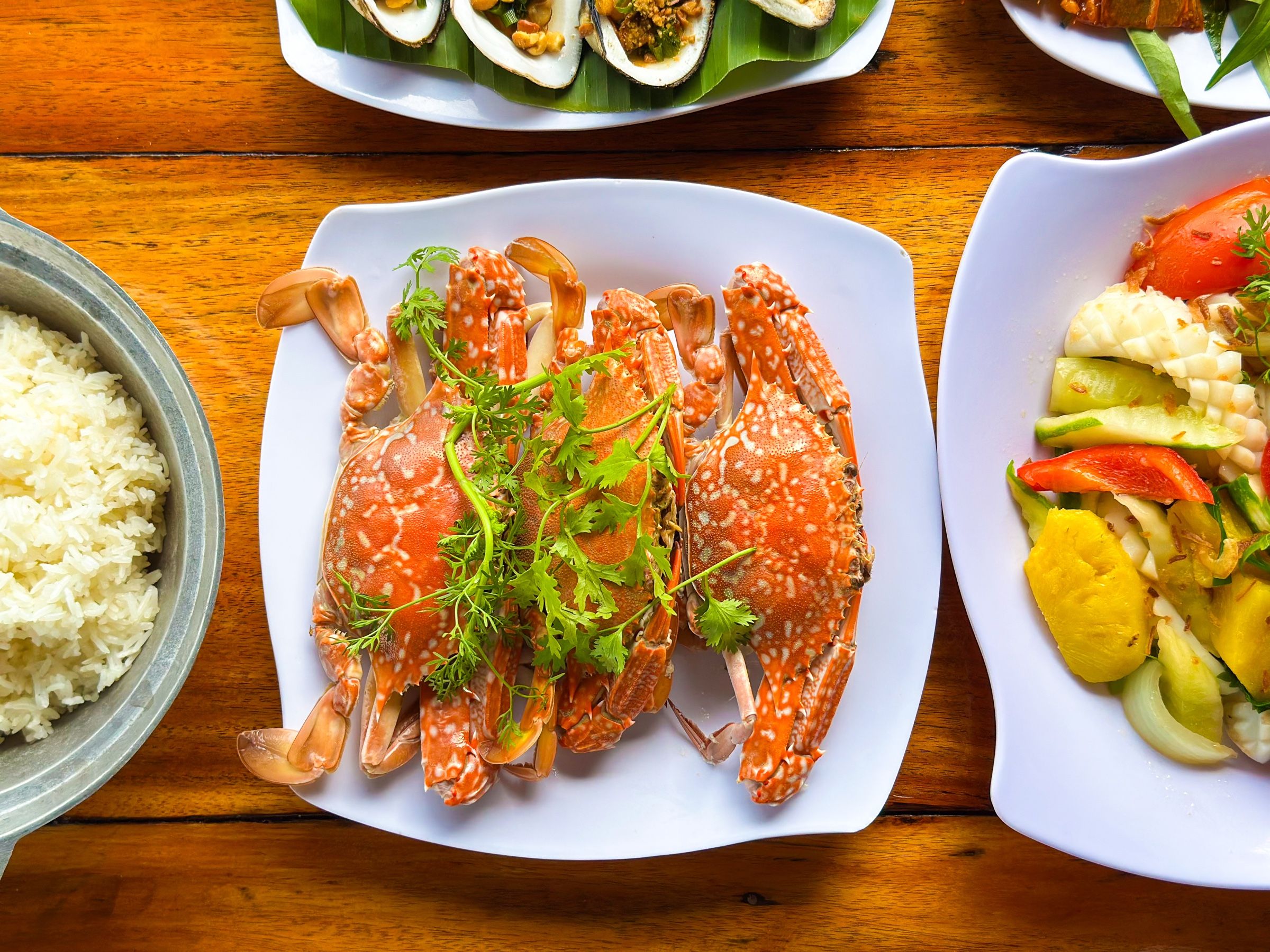Đĩa ghẹ hấp đỏ au rắc rau thơm