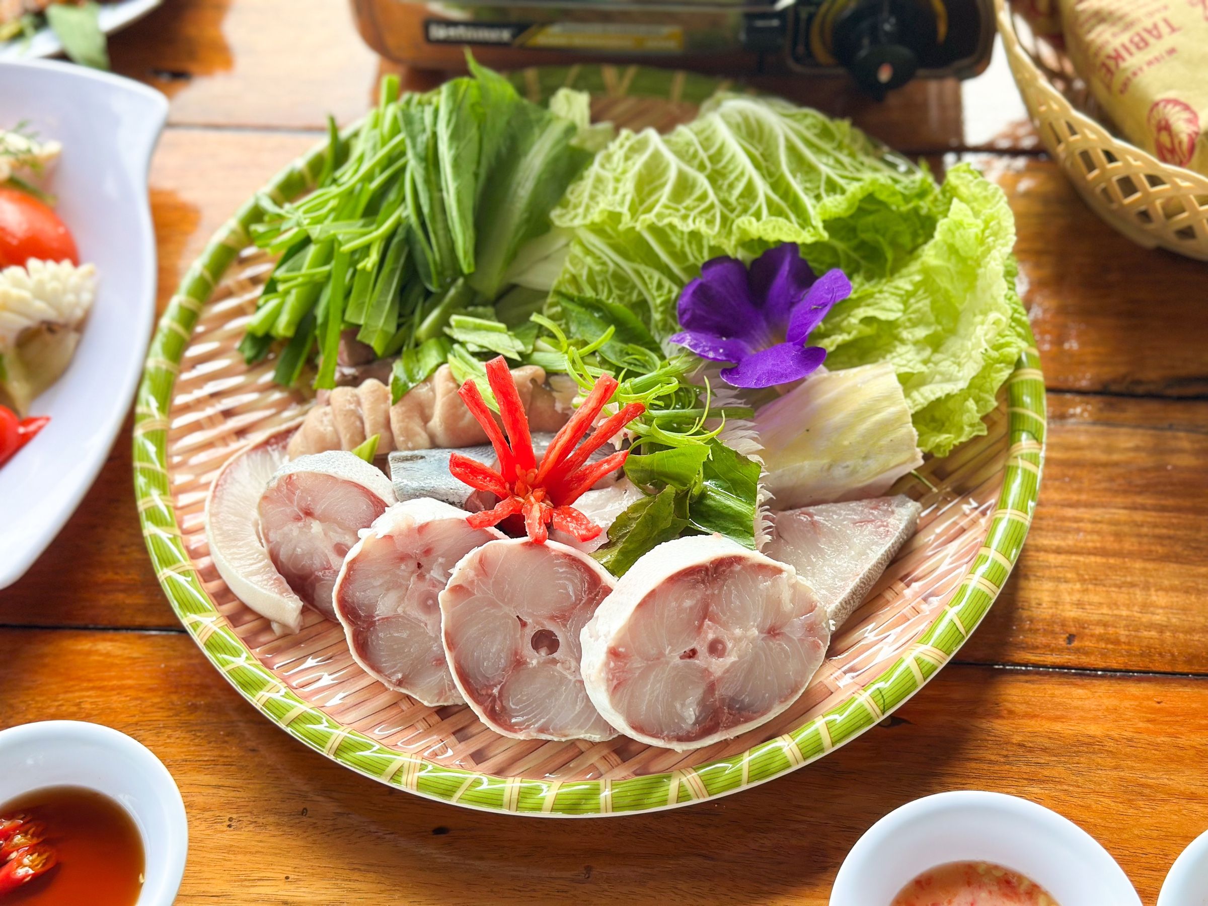 Mâm cá bớp cắt khoanh cùng rau nhúng lẩu