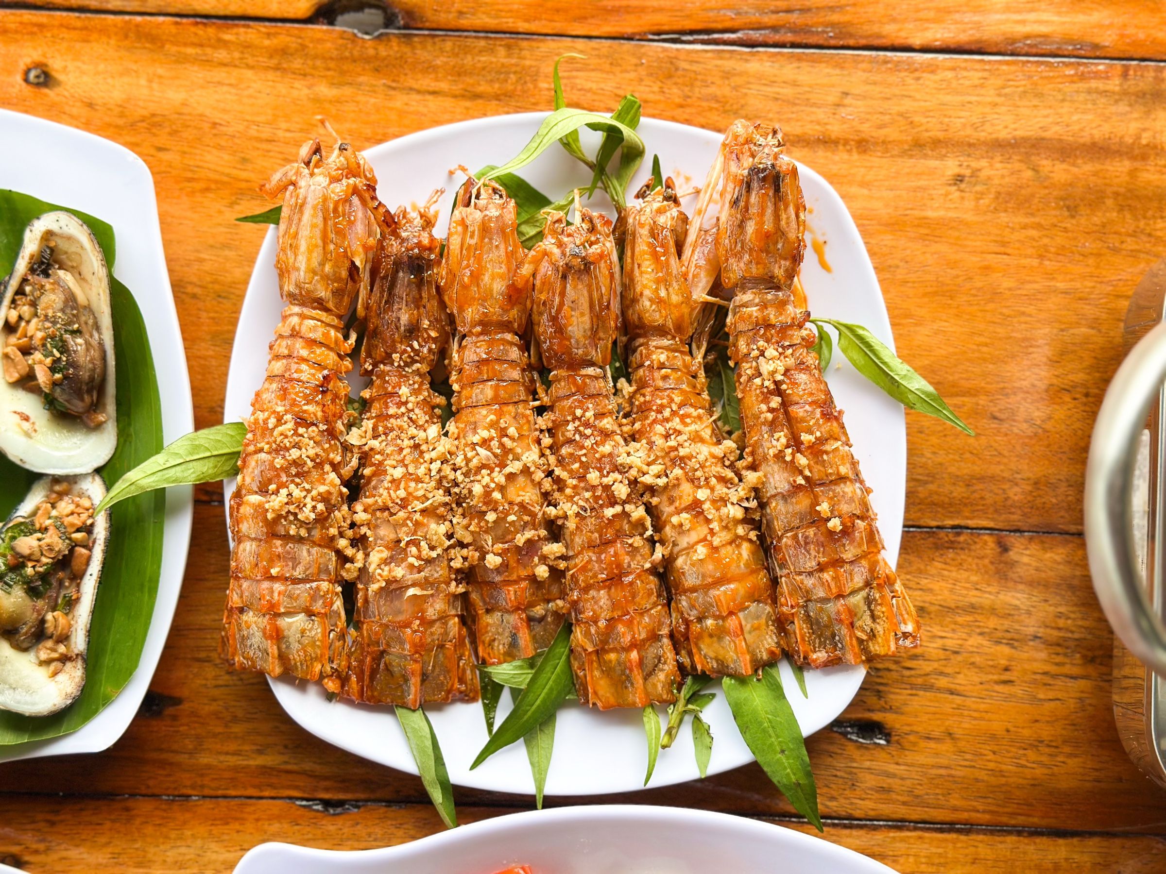 Tôm tích cháy tỏi phủ tỏi phi vàng giòn