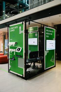 Missing alternative text