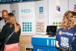 Missing alternative text