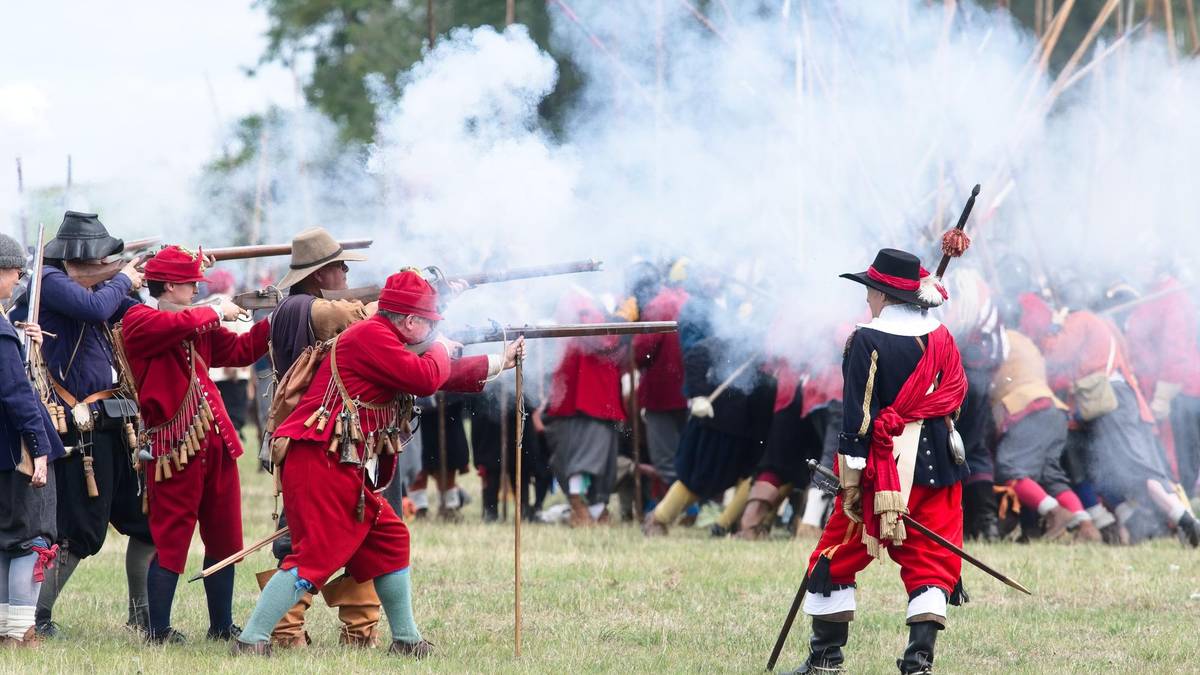 The Sealed Knot marked the 380th Anniversary of the Battle of Edgehill with its traditional re-enactment of 1642 battle between Parliamentarians and Royalists.