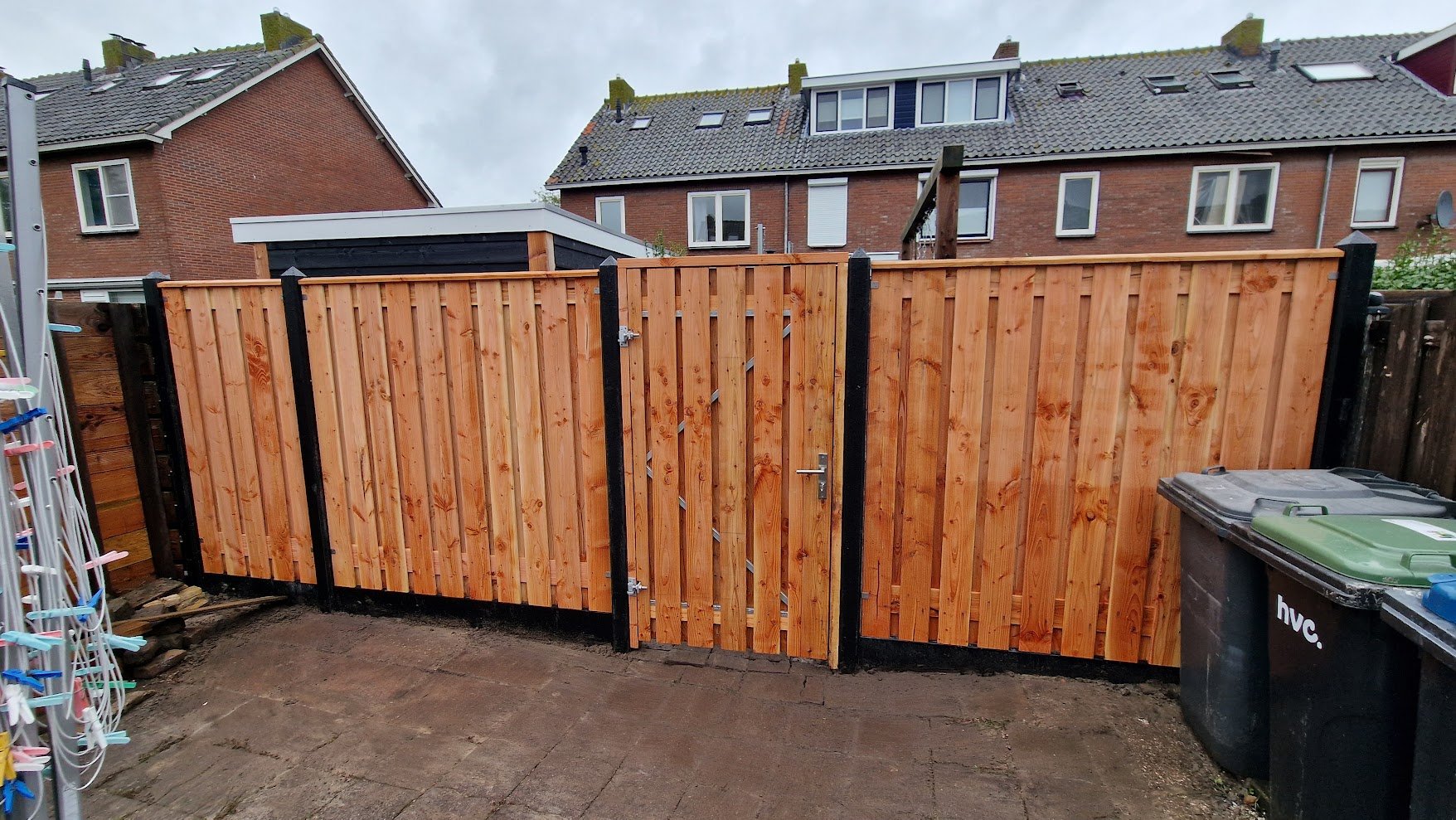 Hout-beton schutting met Douglas schermen geplaatst in De Rijp