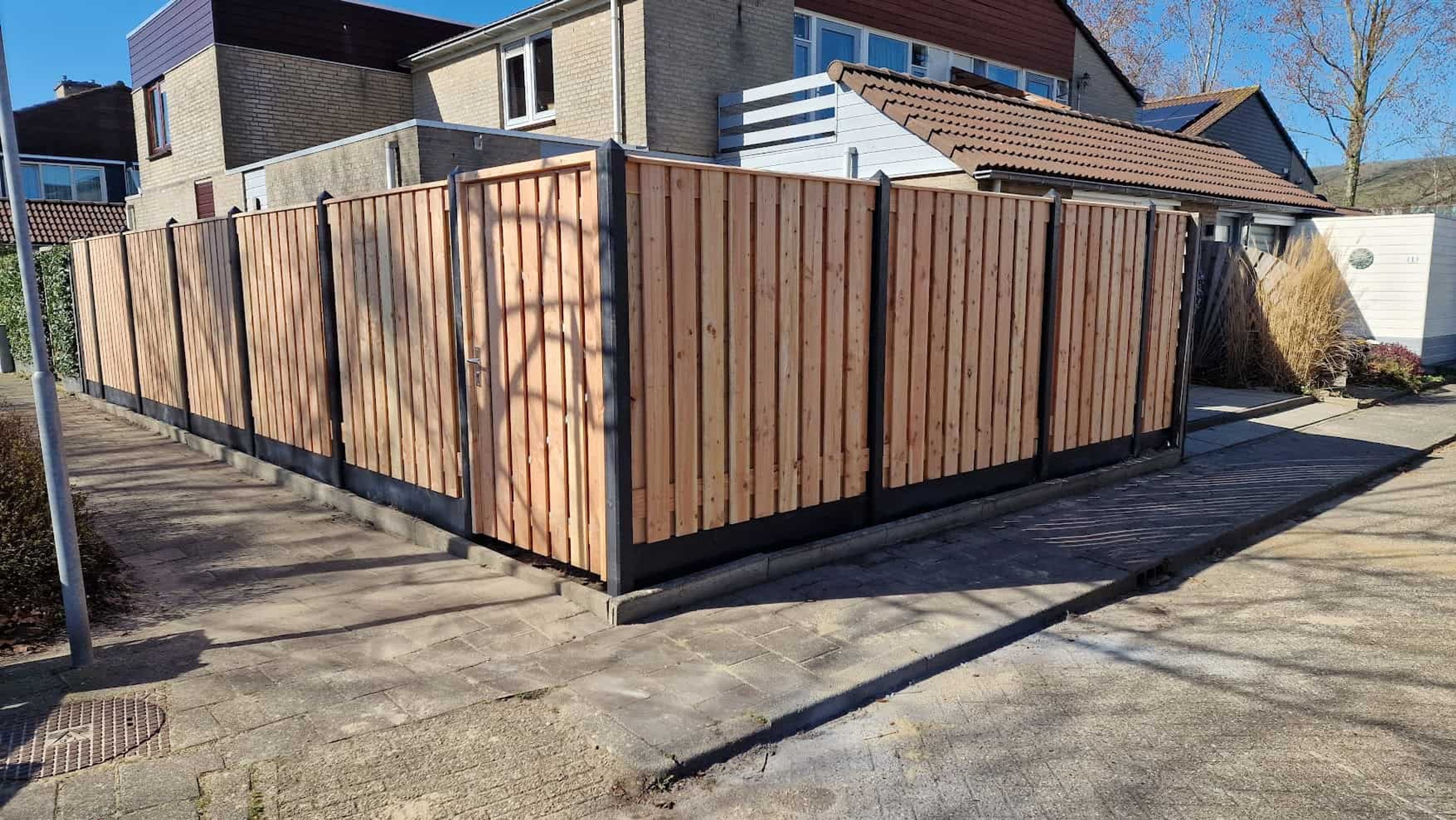 Hout-beton schutting geplaatst in Wormer met Douglas schermen en brede poort