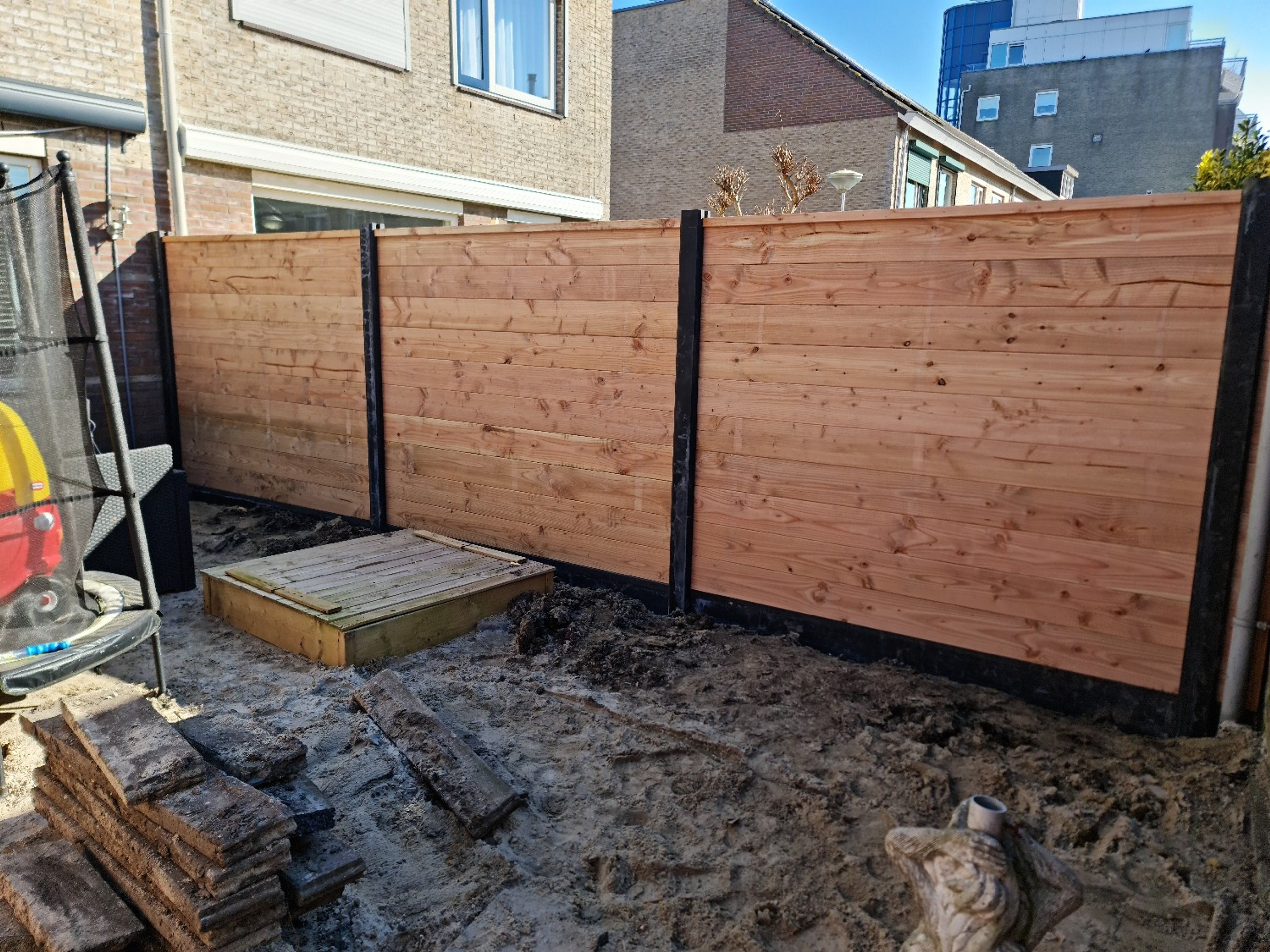 Betowood schutting met op maat gemaakte deur in Velserbroek