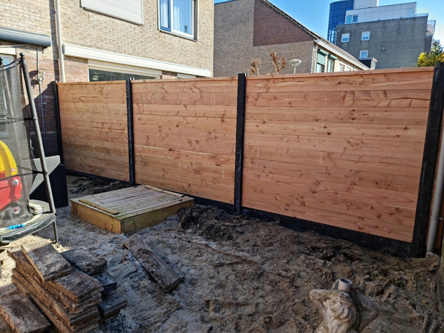 Betowood schutting met op maat gemaakte deur in Velserbroek