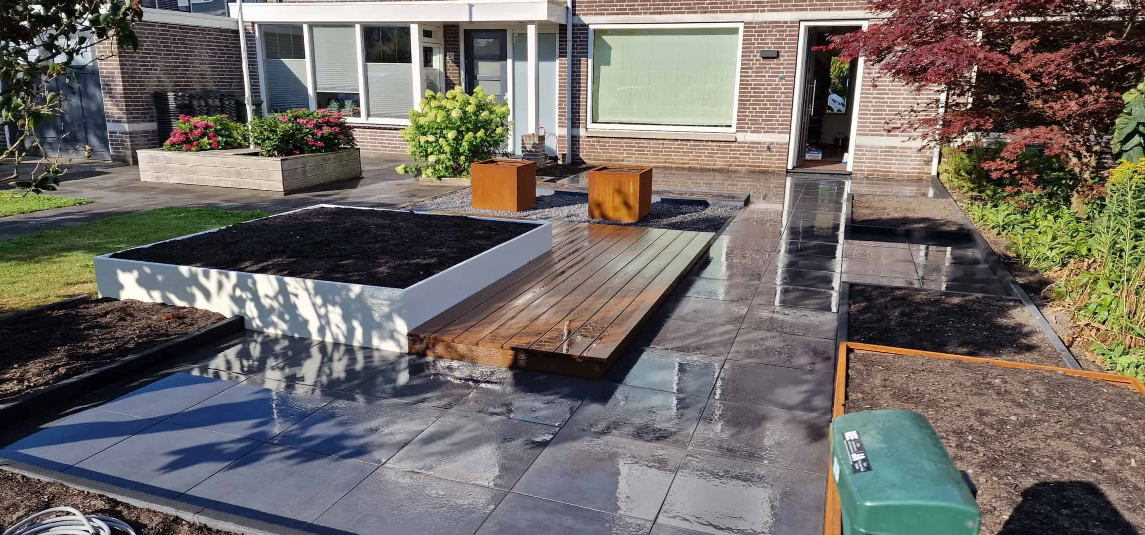 Strakke Voortuin in Heemskerk met Verhoogd Terras en Luxe Plantenbakken