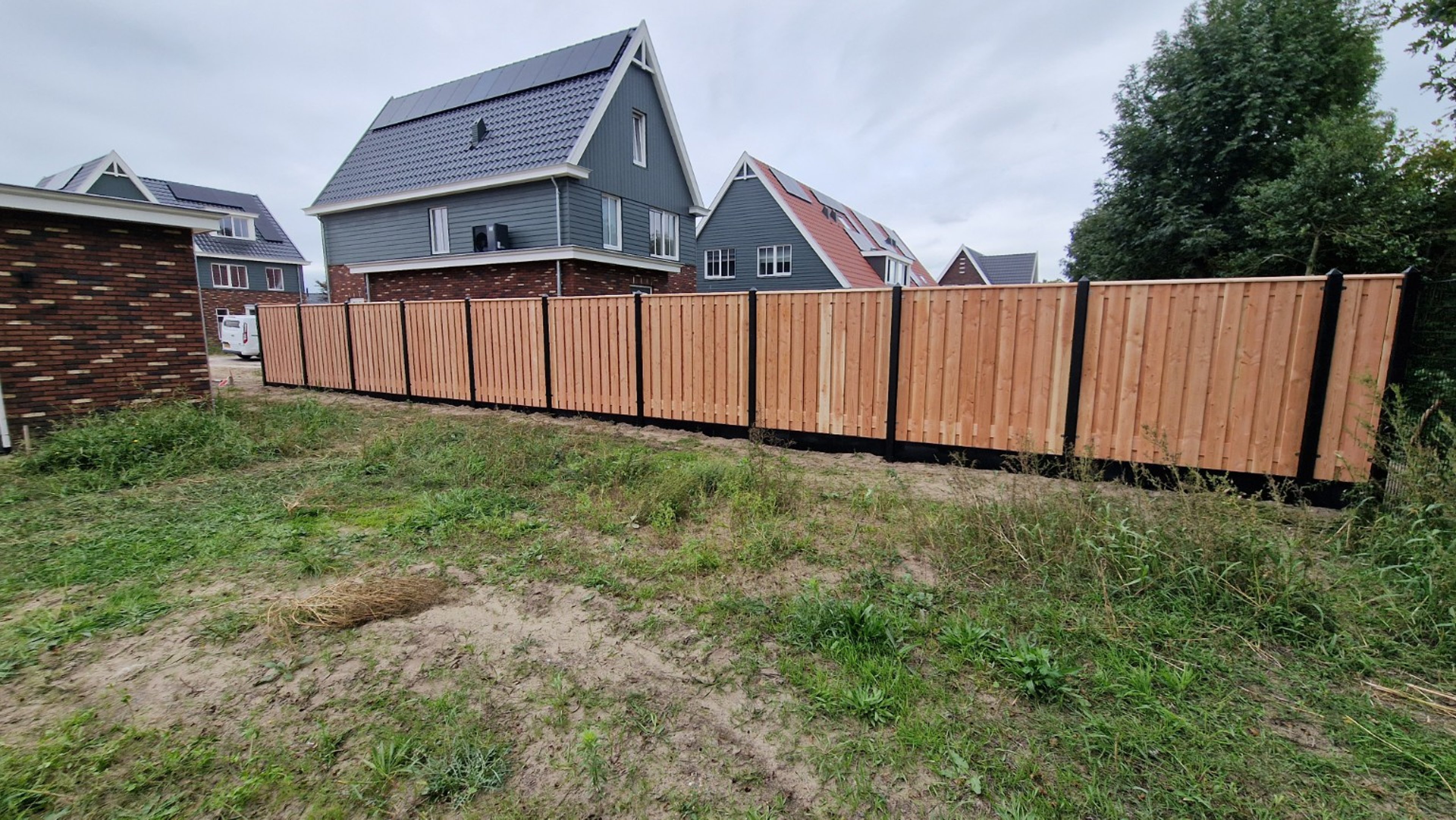 Hout-beton schutting met Douglas schermen geplaatst in Limmen