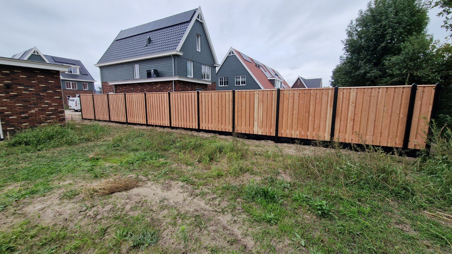 Hout-beton schutting met Douglas schermen geplaatst in Limmen