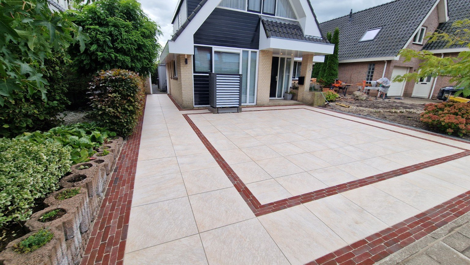 Oprit en terras vernieuwd met GeoCeramica in Heerhugowaard