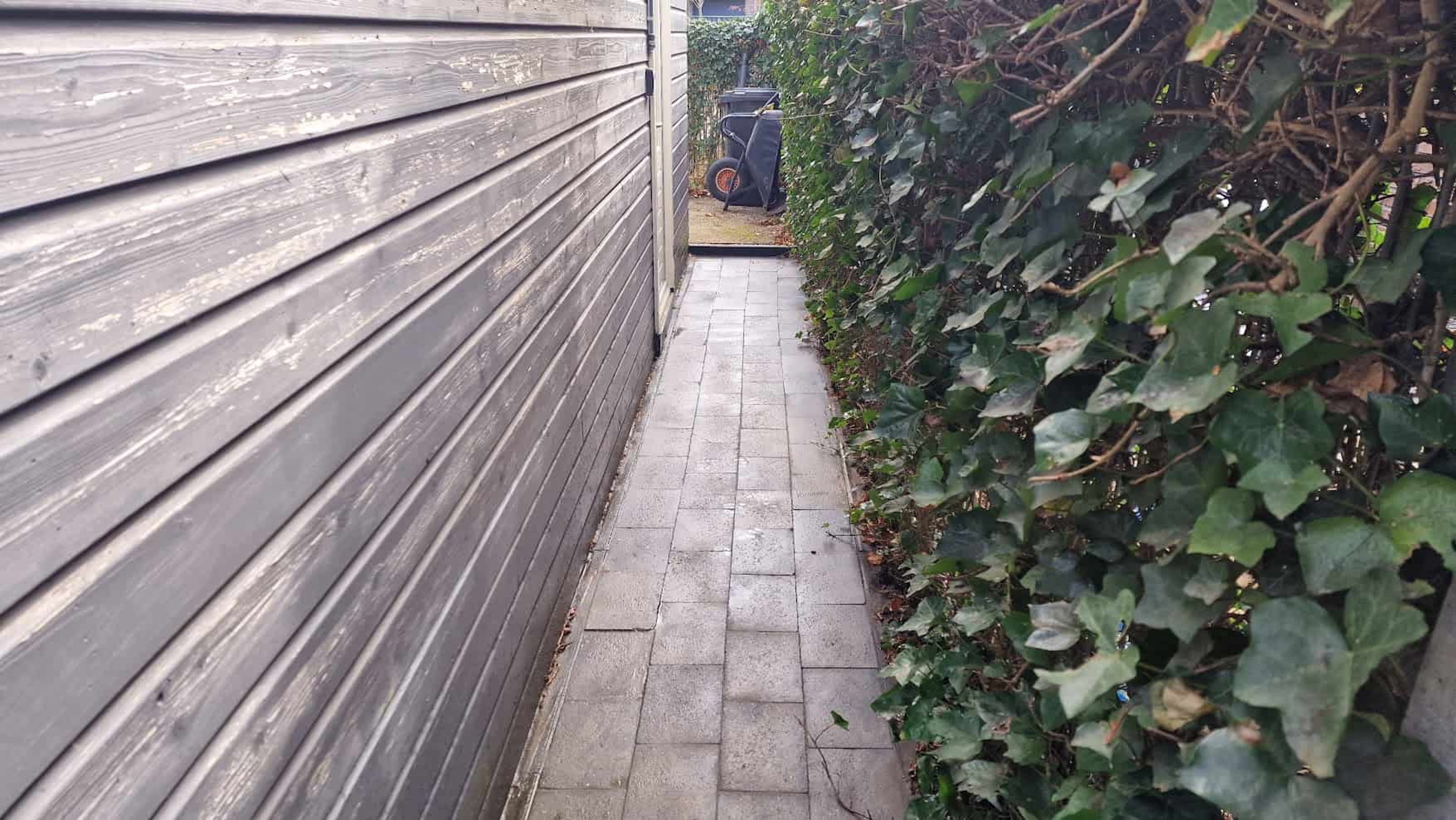 Terras en vlonder reinigen in Amsterdam | 68 m² professioneel gereinigd