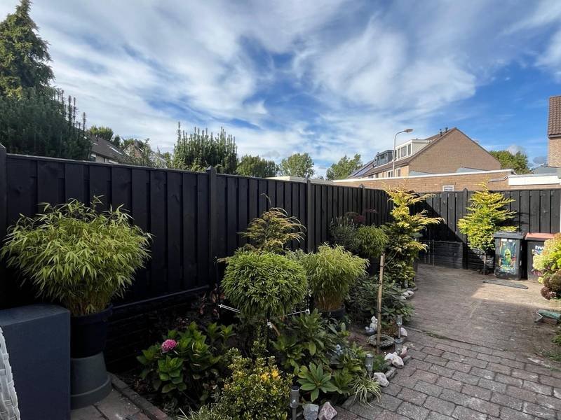 Zwart gecoate schutting
