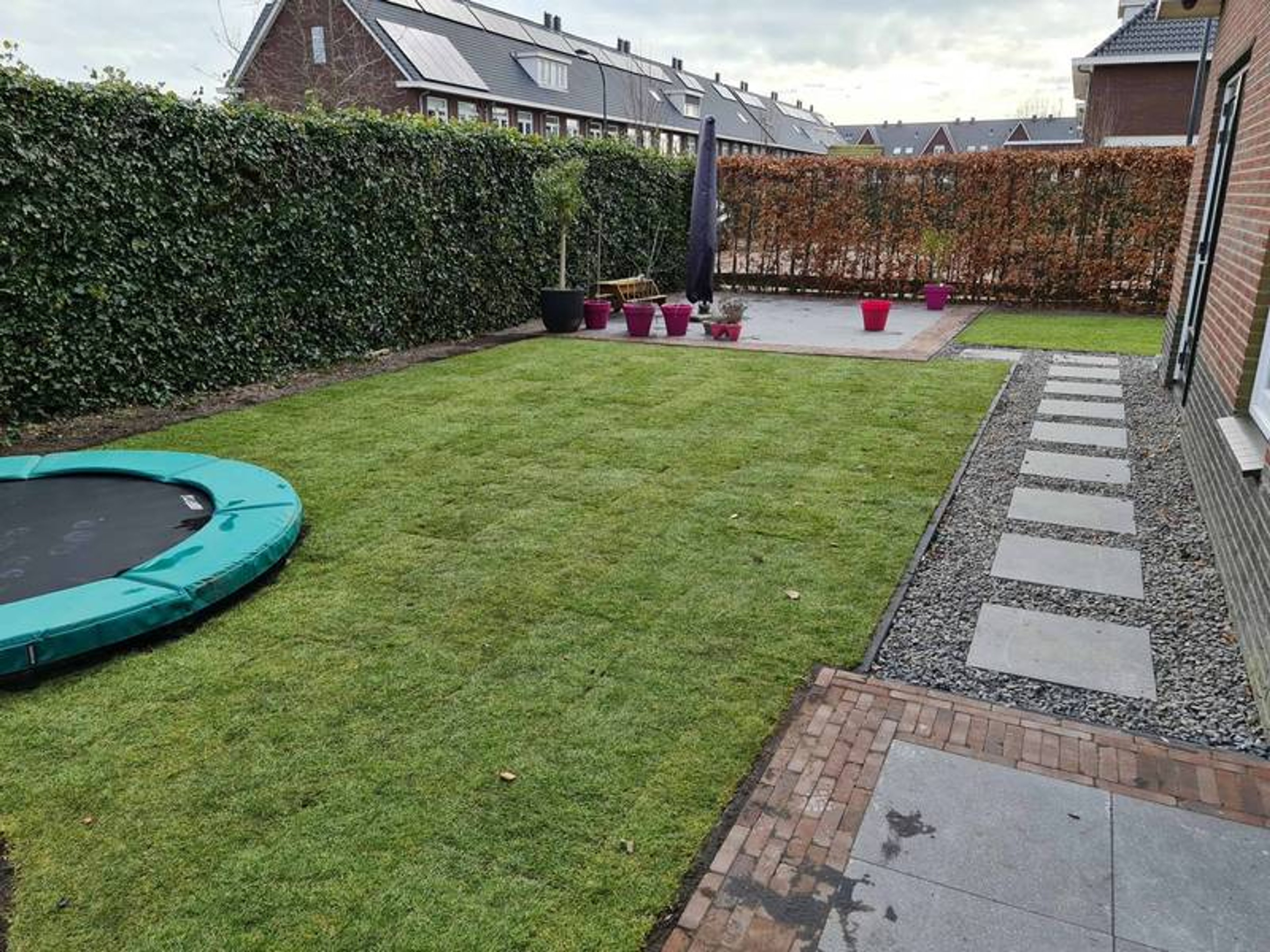 Tuin met verdiepte trampoline