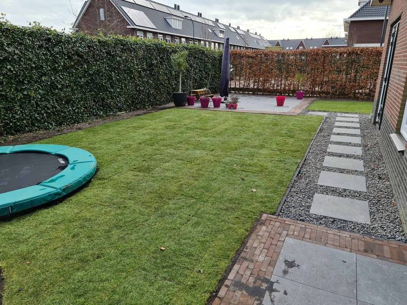 Tuin met verdiepte trampoline