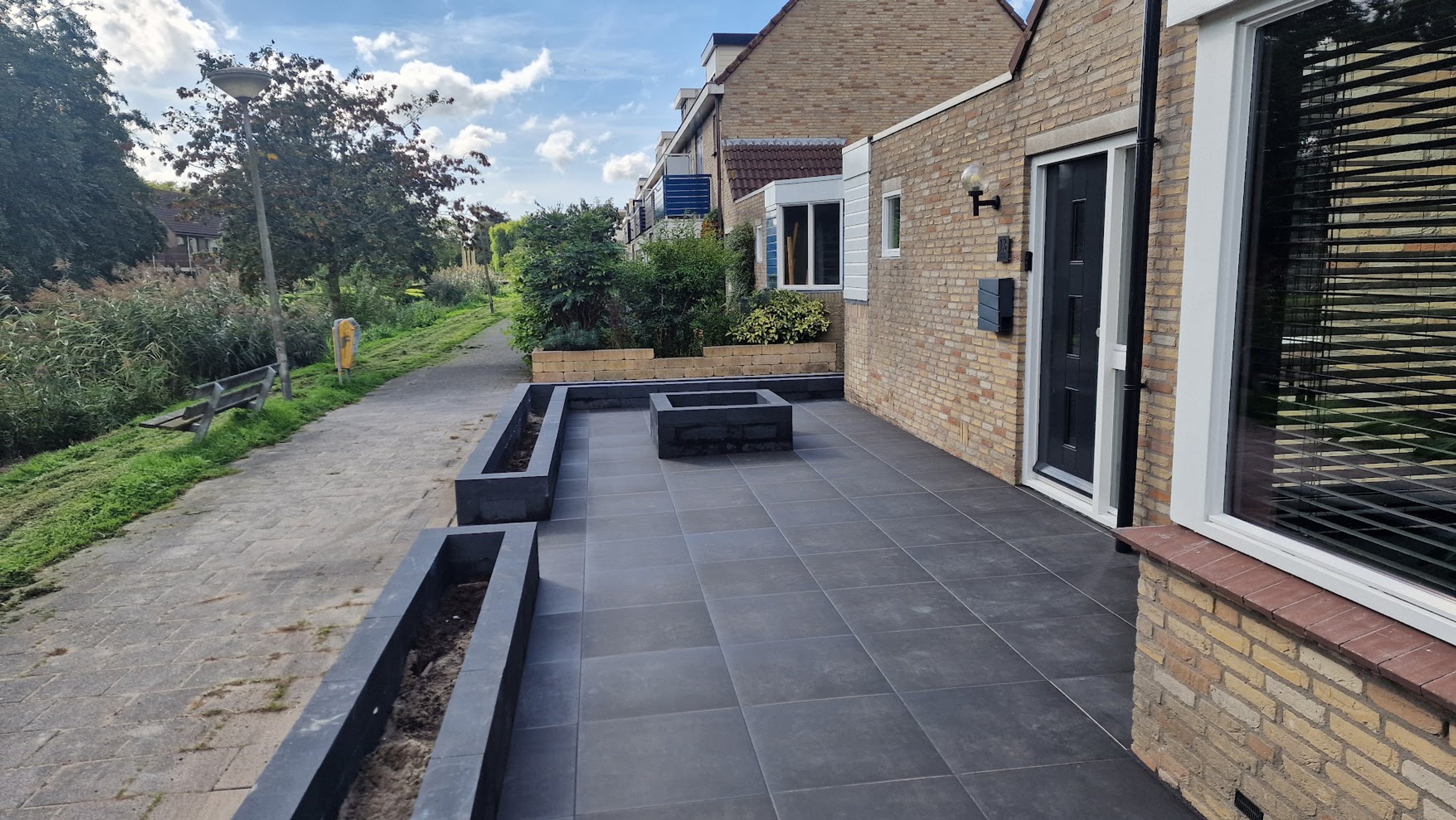 Voortuin betegelen Velserbroek