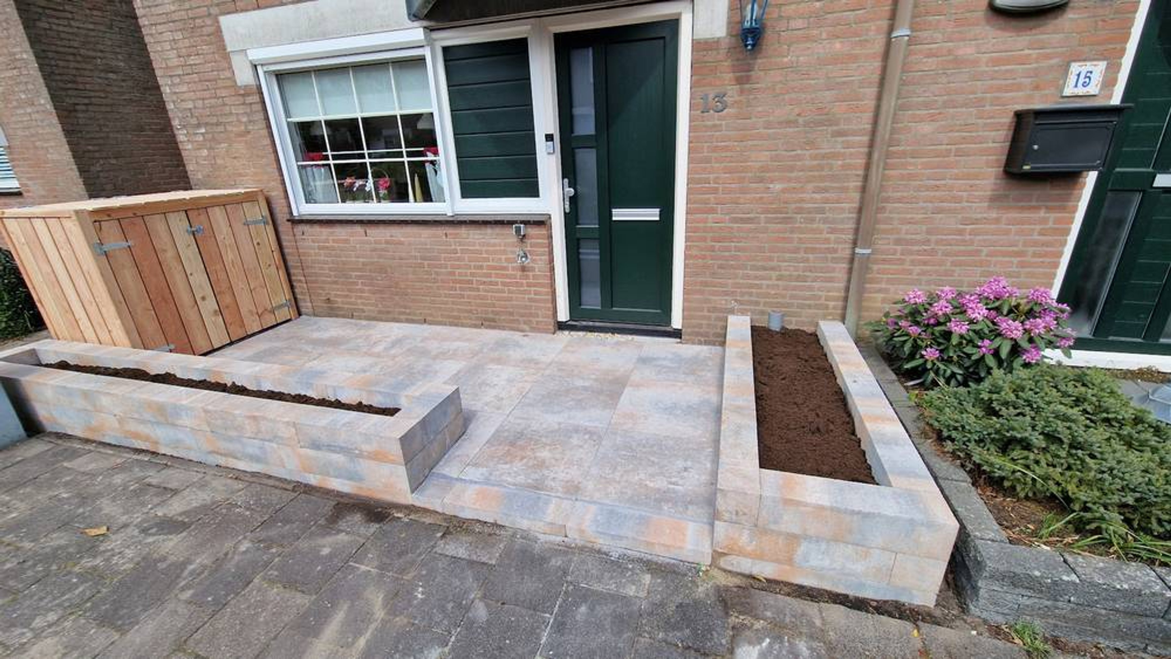 Voortuin met bergingskast