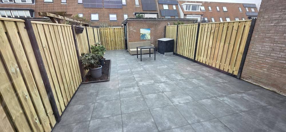 Achtertuin met nieuwe schutting