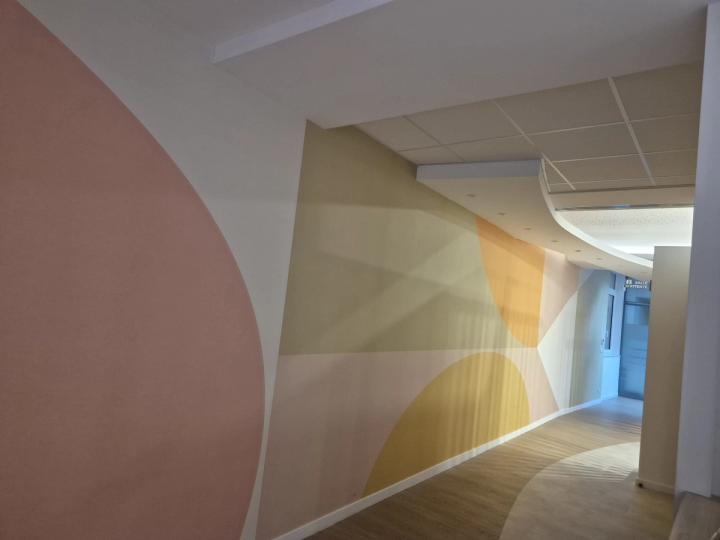Circulation de bureaux, fresque murale en aplats de terre cuite et de sable