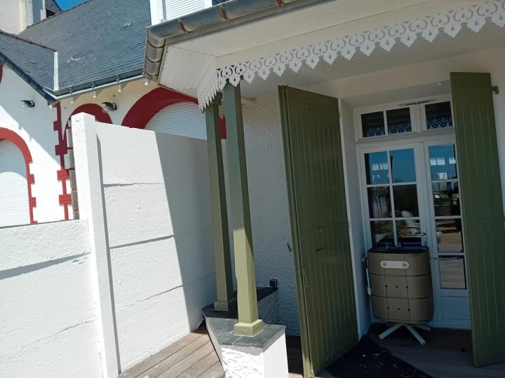 Menuiseries extérieures et débord de toiture d’une maison ancienne, après remise en peinture