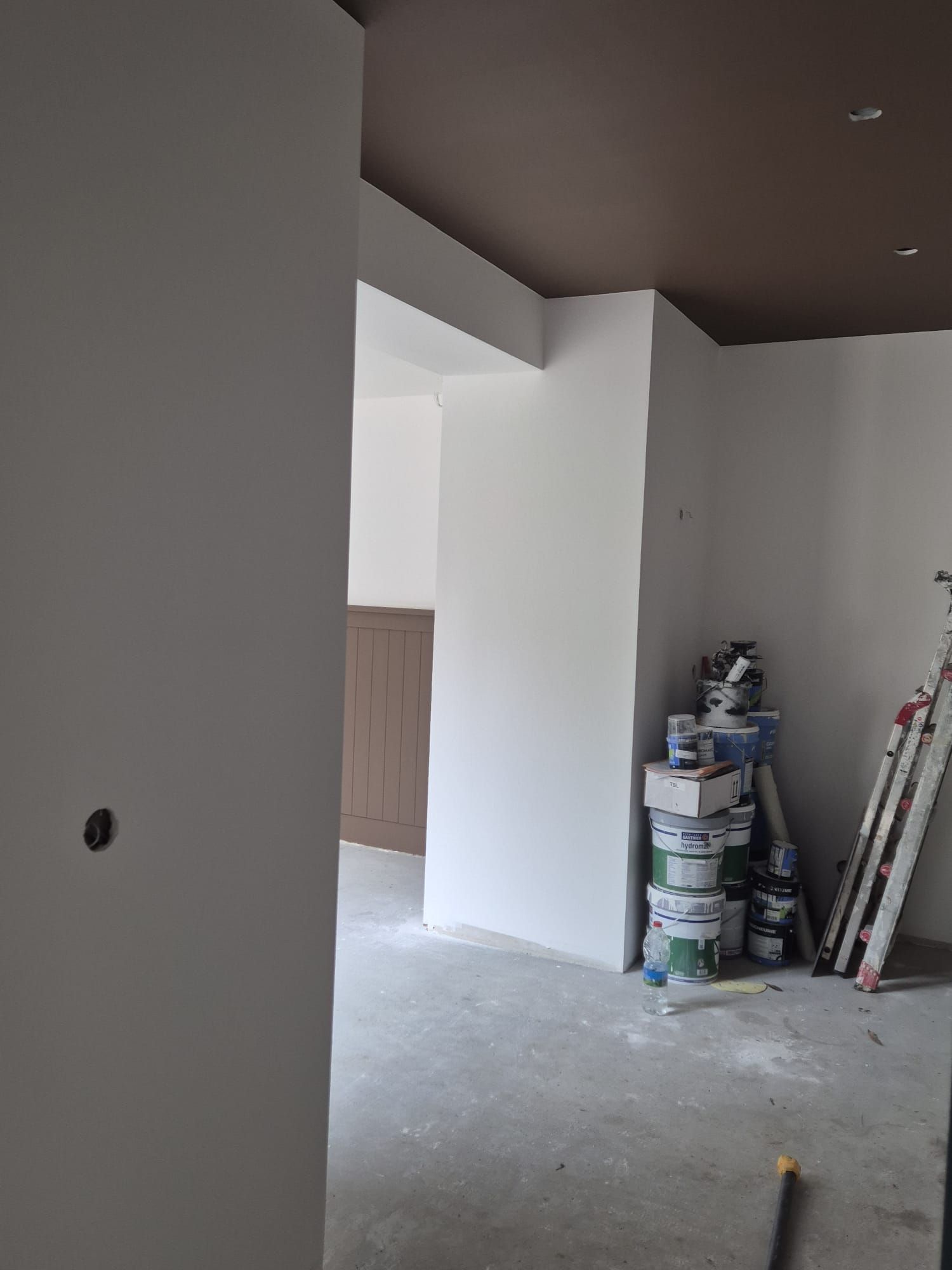Angle de pièce avec retour de plafond peint en taupe