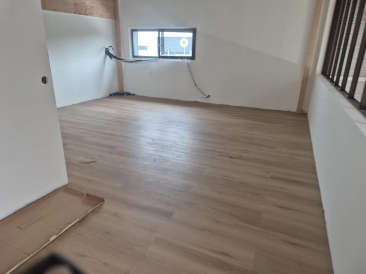 Plateau de bureaux terminé, sol stratifié posé et murs blancs