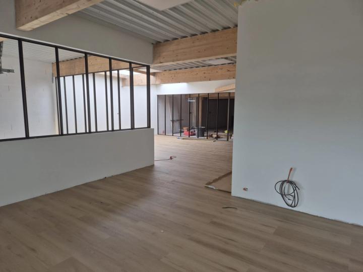 Plateau de bureaux sous charpente, verrière métallique et cloisons blanches