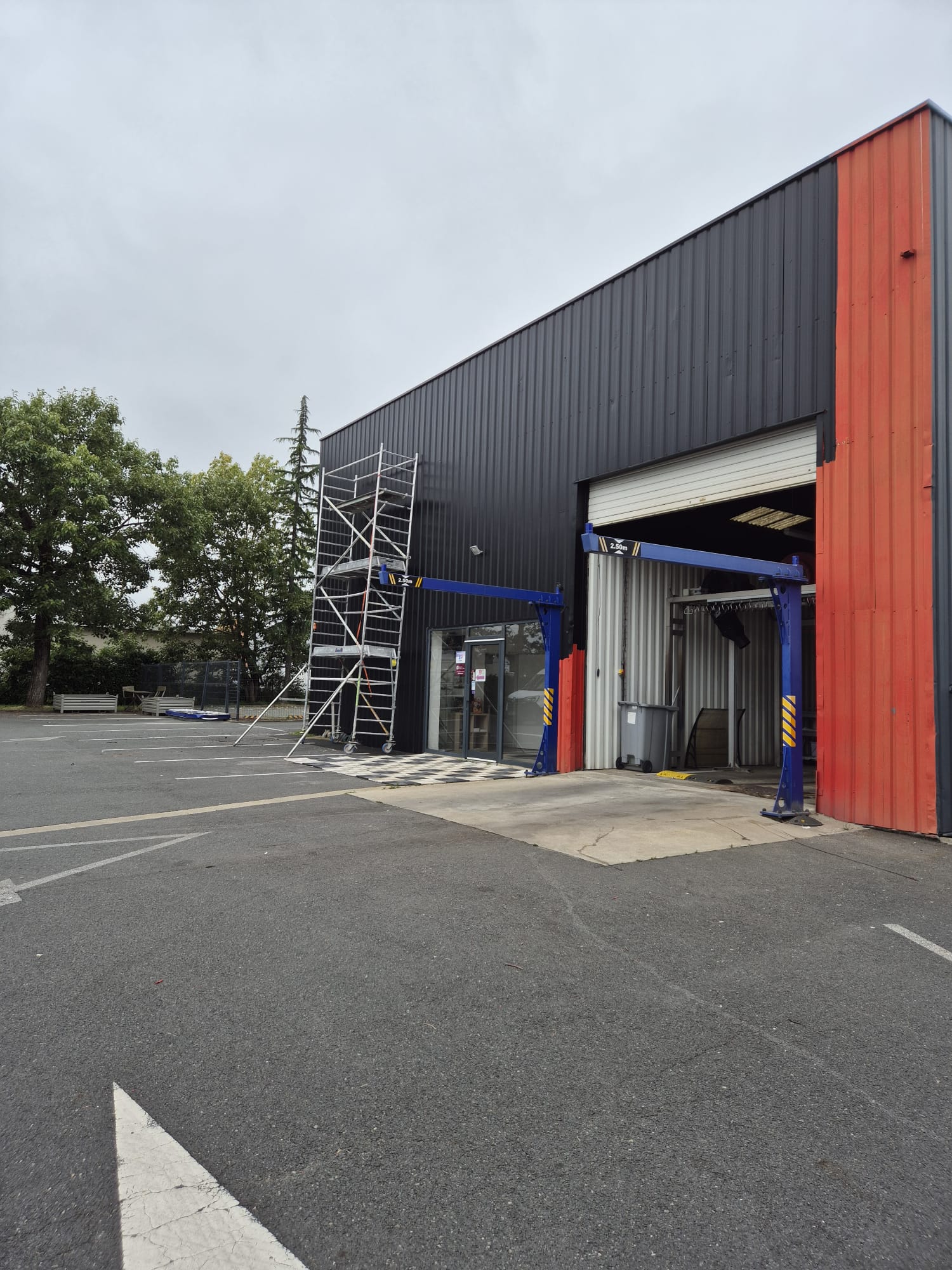 Façade d’un bâtiment industriel, bardage métallique repris sur échafaudage