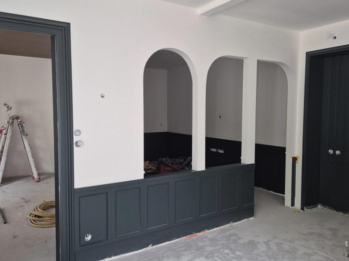 Pièce à arches maçonnées et soubassements en lambris gris anthracite