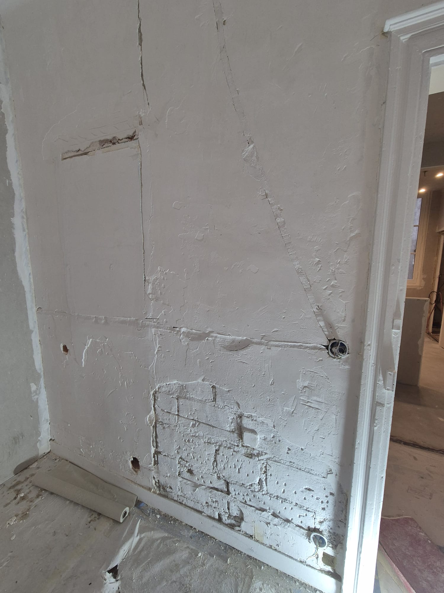 Mur ancien décapé laissant voir la brique, avant rebouchage
