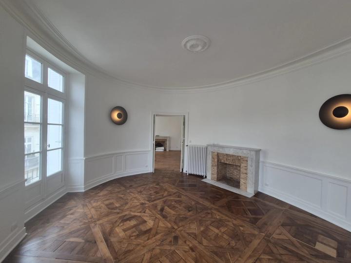 Rotonde d’un appartement ancien, cheminée de marbre et soubassements laqués