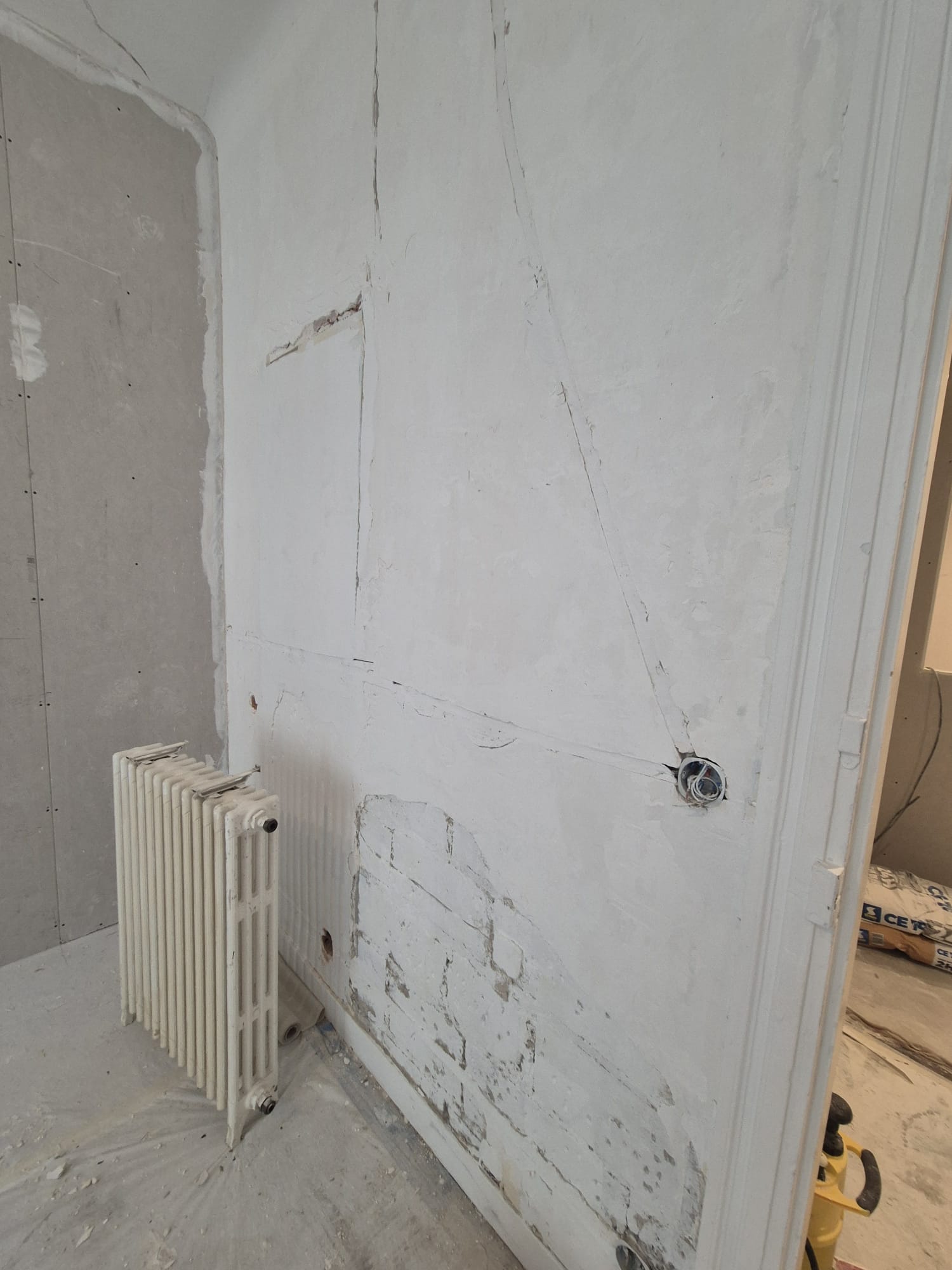 Allège de fenêtre décapée derrière un radiateur en fonte