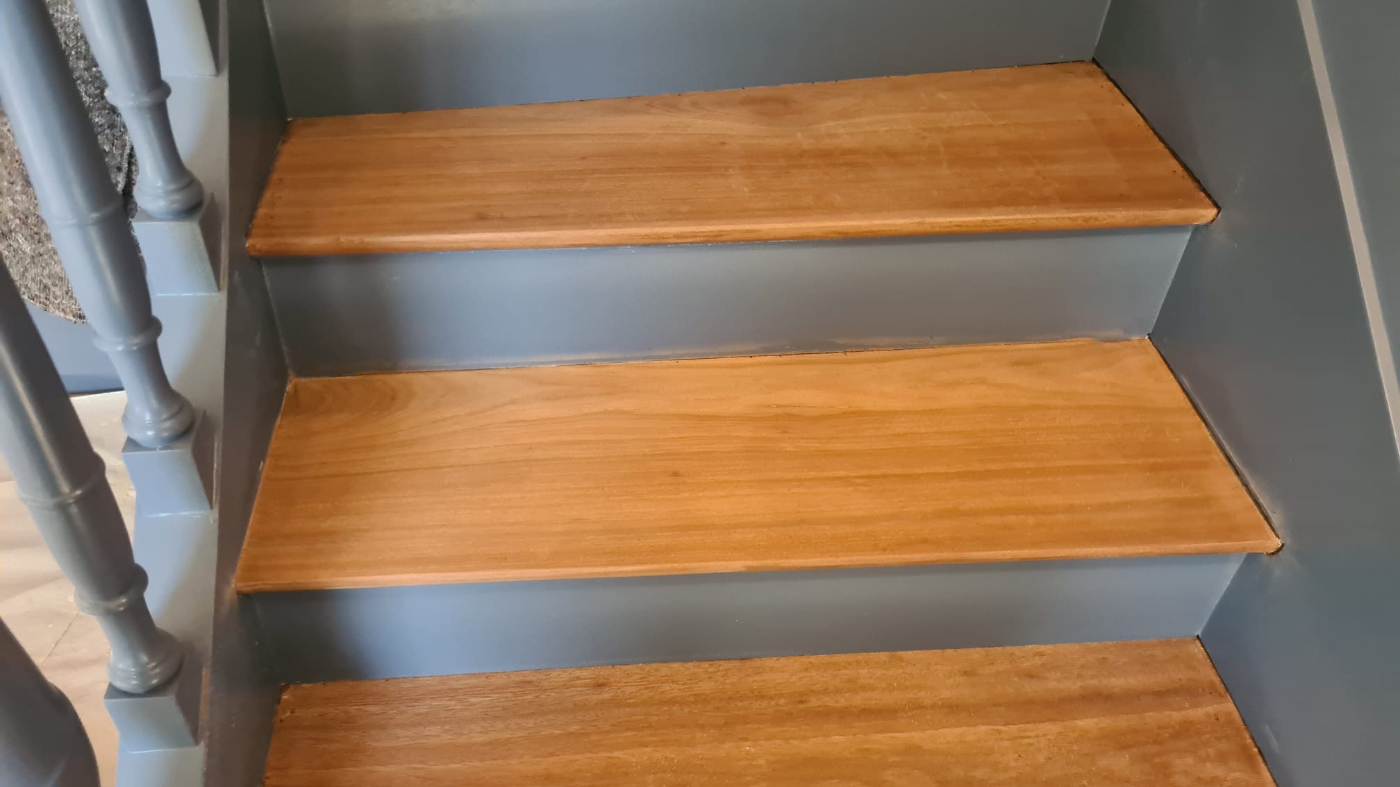 Escalier aux limons et contremarches gris-bleu, marches en bois vernies
