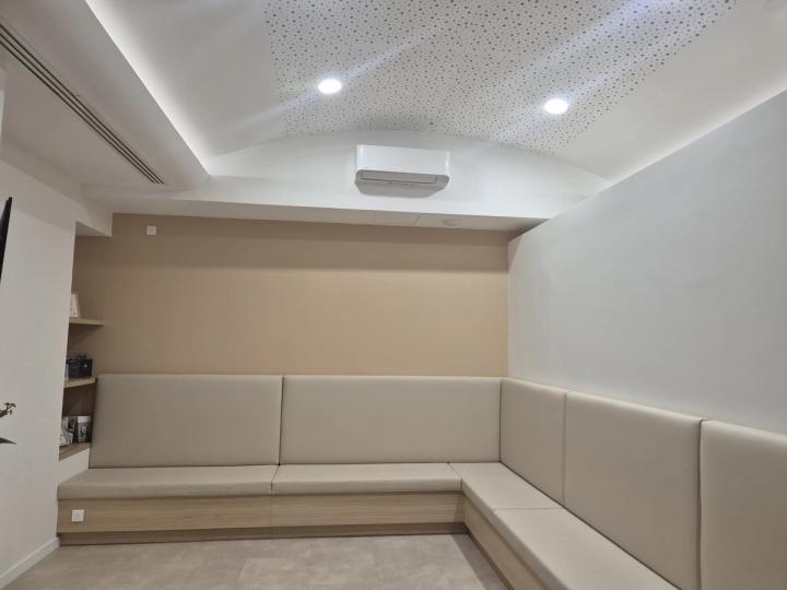 Salle de réunion aux murs sable et plafond acoustique clair