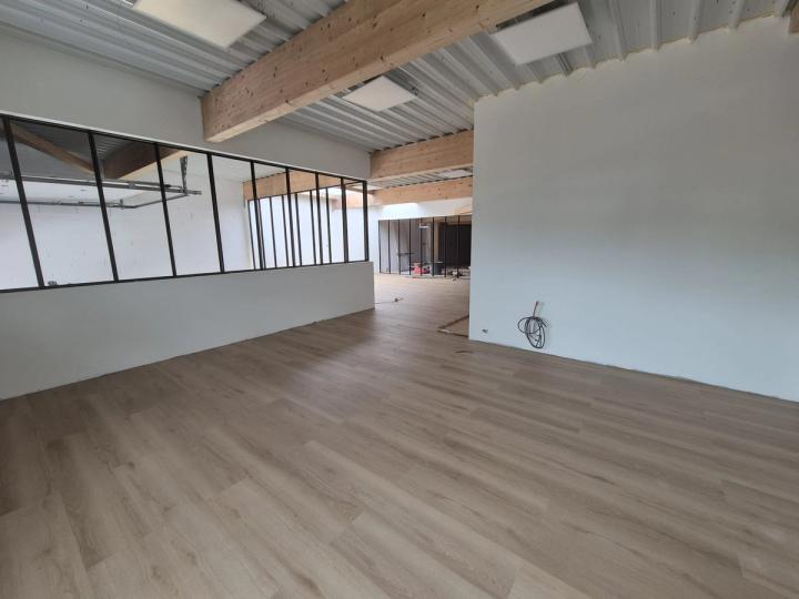Vue d’ensemble d’un plateau de bureaux, poutres apparentes et verrière