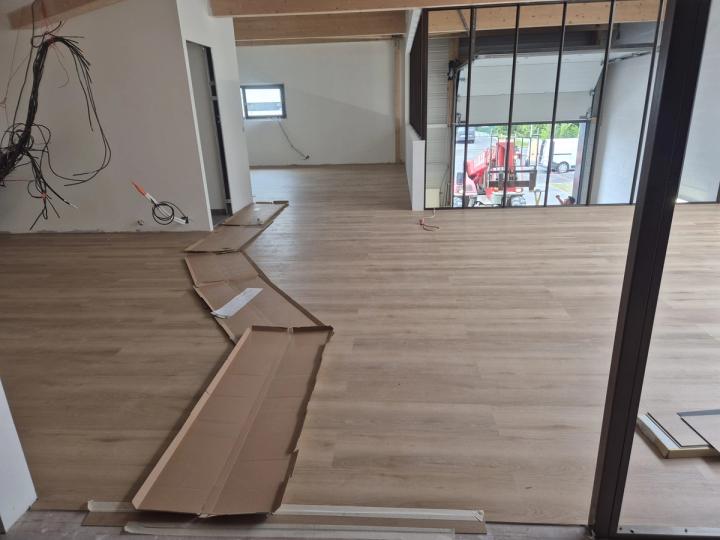Plateau de bureaux pendant la pose du sol, lames en attente