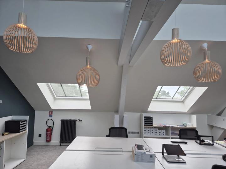 Bureaux aménagés sous combles, rampants et poutres en teintes contrastées
