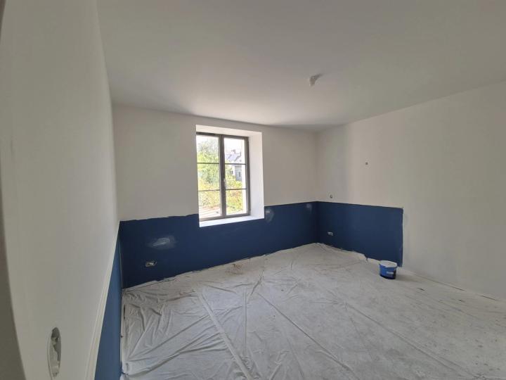 Chambre au soubassement bleu nuit, fenêtre à petits bois