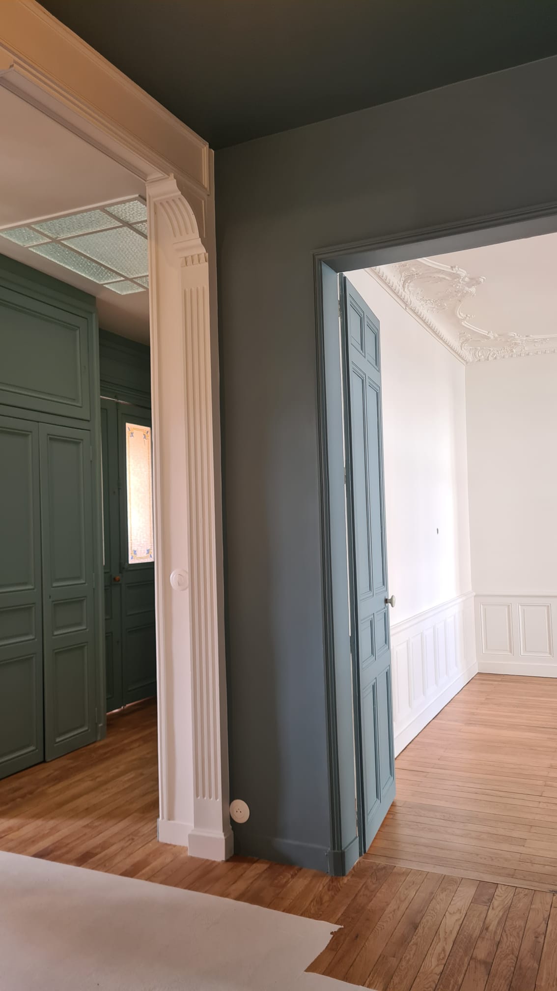 Enfilade de pièces avec plafond à caissons et menuiseries vert-de-gris