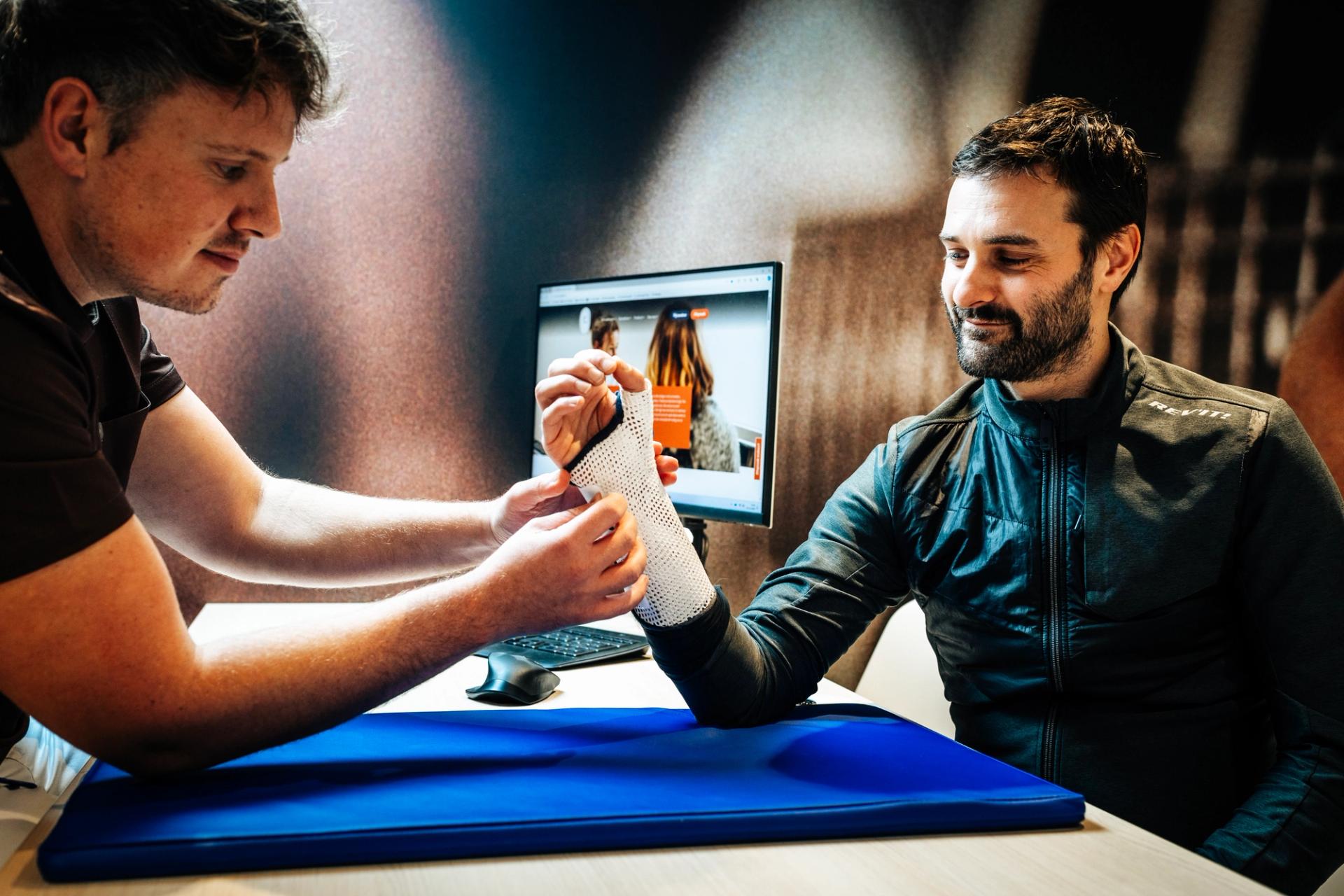 Fysio plaatst brace