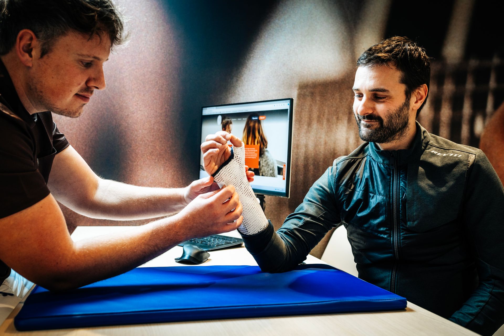 Fysio plaatst brace