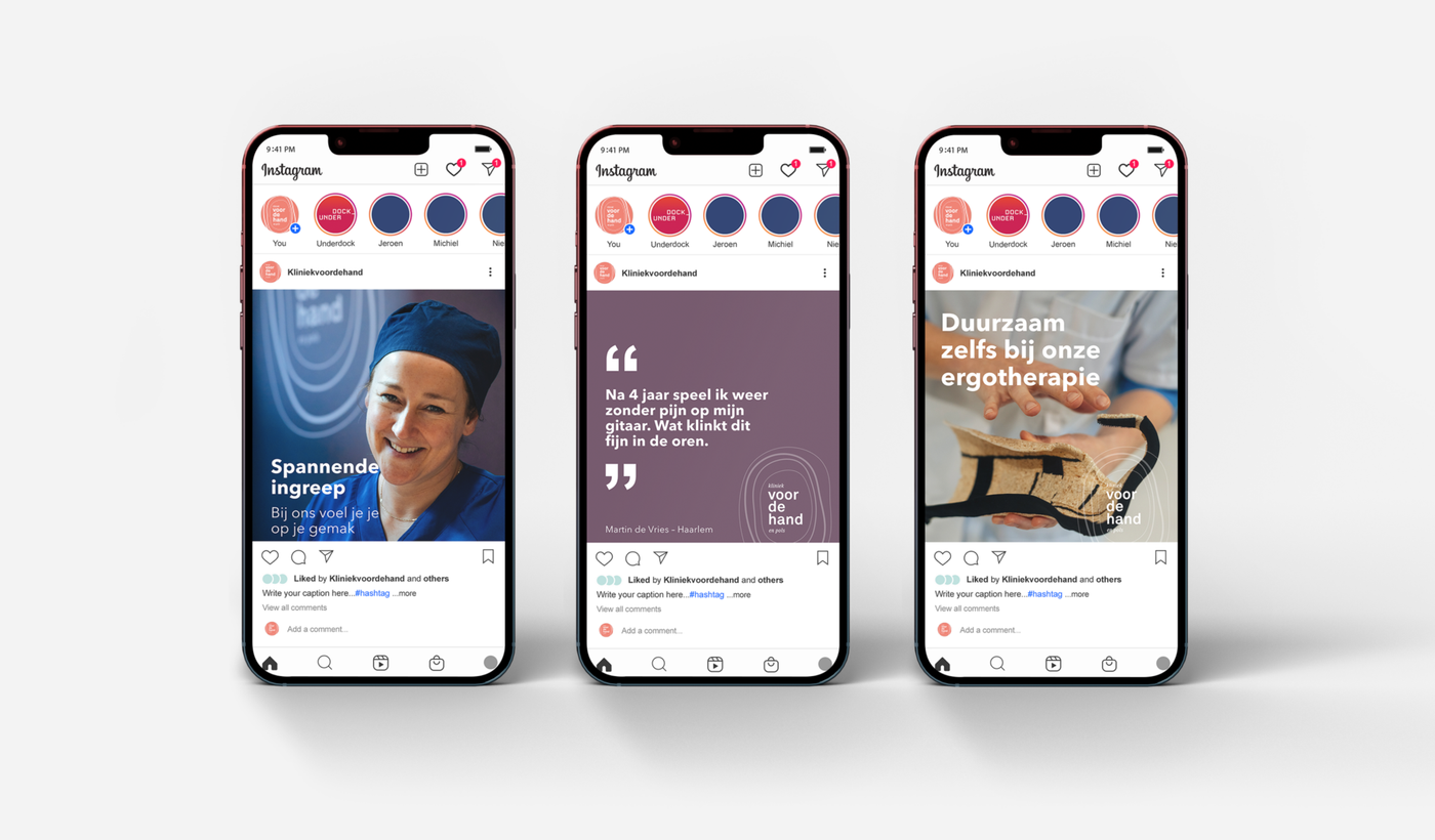 Drie smartphones met socialmediaberichten voor de kliniek