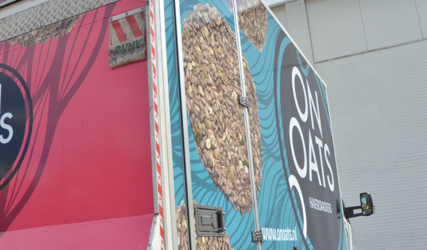 Vrachtwagen met kleurrijke On Oats-bestickering