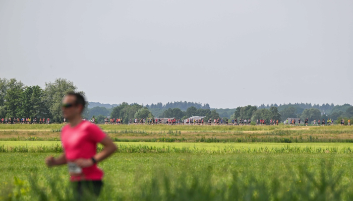 Groep hardlopers bij een historische stadspoort