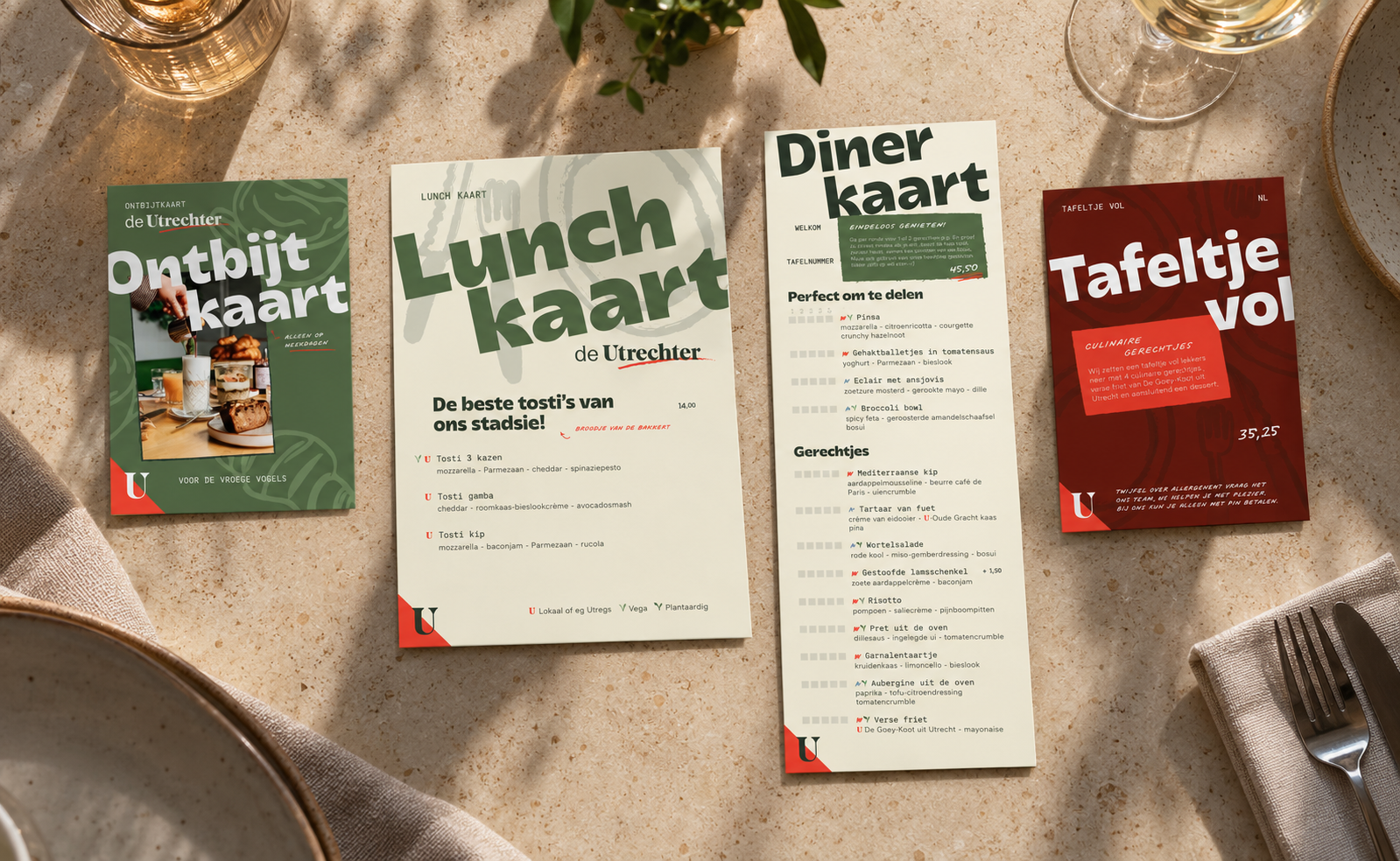 Menukaarten liggen op tafel